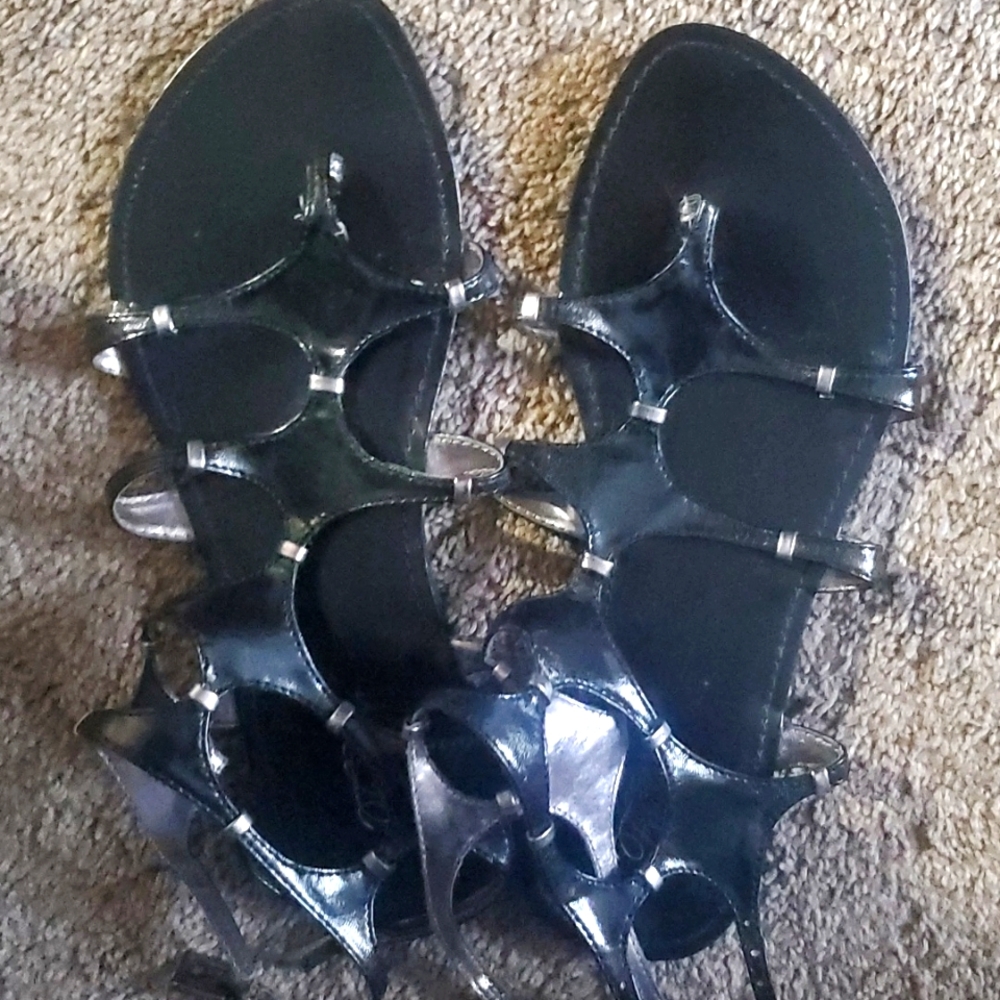Women's gladiator/strappy black flat sandals size 8